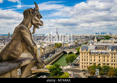 Gargoyle sur Notre Dame avec des toits de Paris et la tour Eiffel, France Banque D'Images