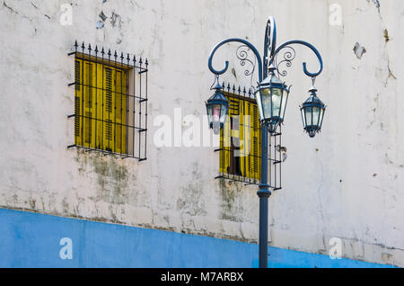 L'éclairage de rue et volets jaune windows sur façade colorée, Caminito, Argentine Banque D'Images