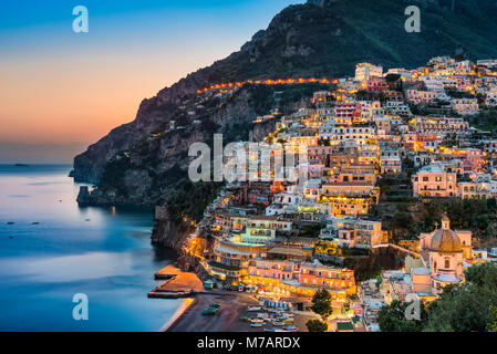 Vue sur Positano pendant le coucher du soleil, Côte Amalfitaine, Campanie, Italie Banque D'Images