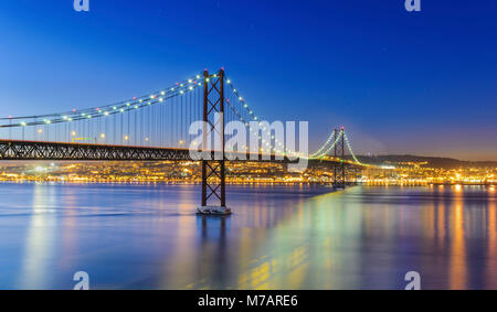 Vue de la nuit de Lisbonne et du Pont 25 de Abril, Portugal Banque D'Images