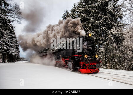 Train à vapeur sur le chemin de Brocken par paysage d'hiver Banque D'Images