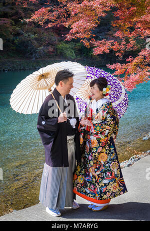 Le Japon, la ville de Kyoto, Arashi Yama, mariage, les feuilles d'automne Banque D'Images