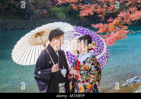 Le Japon, la ville de Kyoto, Arashi Yama, mariage, les feuilles d'automne Banque D'Images