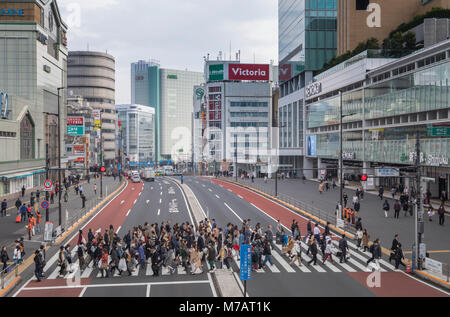 Le Japon, la ville de Tokyo, shinjuku, Shinjuku District Sud de la Station, Avenue Koshukaido Banque D'Images