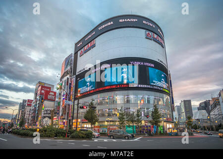 Le Japon, la ville de Tokyo, Shinjuku, quartier de Kabukicho, Shinjuku Avenue Banque D'Images