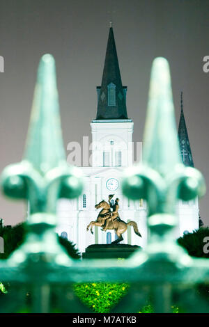 Statue devant une cathédrale, Cathédrale St Louis, Jackson Square, New Orleans, Louisiane, USA Banque D'Images