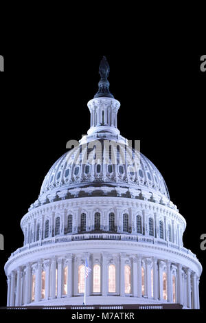 Close-up of a government building lit up at night, Capitol Building, Washington DC, USA Banque D'Images