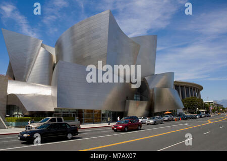 Voiture sur la route en face d'une salle de concert, Walt Disney Concert Hall, Los Angeles, Californie, USA Banque D'Images