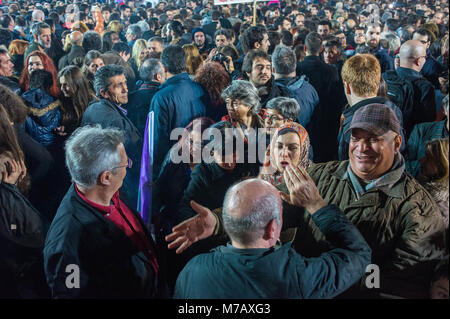 Athènes. Les partisans de l'Alexis Tsipras, leader du parti de gauche Syriza, cheer pendant un rassemblement à l'extérieur de l'Université d'Athènes. La Grèce. Banque D'Images