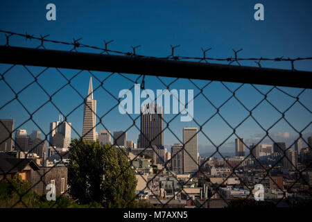 Gratte-ciel dans une ville vue à travers une clôture chainlink, Transamerica Pyramid, San Francisco, Californie, USA Banque D'Images