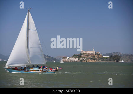 Voilier dans la mer avec une prison dans l'arrière-plan, la prison d'Alcatraz, l'île d'Alcatraz, San Francisco Bay, San Francisco, California, USA Banque D'Images