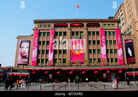 Les touristes en face d'un bâtiment, Beijing, Chine Banque D'Images