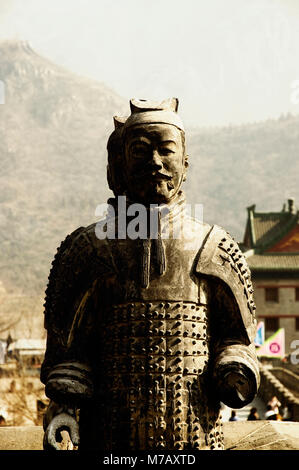 Statue de terre cuite sur un mur historique, la Grande Muraille de Chine, Chine Banque D'Images