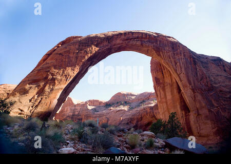 Arche naturelle sur un paysage aride, Rainbow Arch, Lake Powell, Monument National de Rainbow Bridge, Glen Canyon National Recreation Area, Utah, USA Banque D'Images