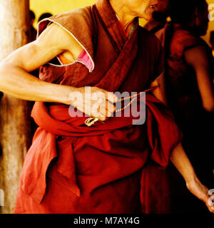 Mid section view of a monk holding chapelet, Shigatse, Tibet, Chine Banque D'Images