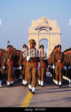 Marche militaire en face de la porte de l'Inde, New Delhi, Inde Banque D'Images