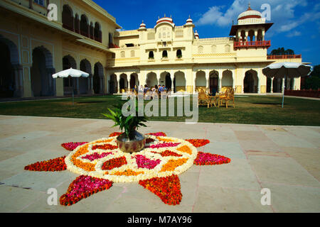 Les touristes en cour d'un hôtel, hôtel Rambagh Palace, Jaipur, Rajasthan, Inde Banque D'Images