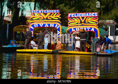 Les touristes sur les bateaux trajineras dans un canal, les jardins de Xochimilco, Mexico City, Mexique Banque D'Images