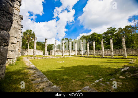 Ruines de colonnes dans les champs, le marché, Chichen Itza, Yucatan, Mexique Banque D'Images