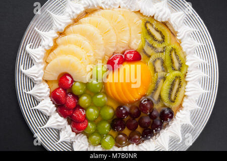 Portrait d'un flan aux fruits sur une plaque Banque D'Images