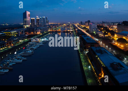 Les bâtiments éclairés la nuit dans une ville Banque D'Images