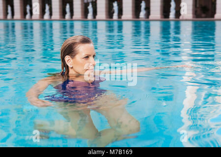 Femme dans une piscine, l'établissement Biltmore Hotel, Coral Gables, Florida, USA Banque D'Images