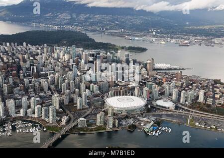 Vancouver, Colombie-Britannique, Canada. 27 Nov, 2011. Une vue aérienne du cœur du centre-ville de Vancouver, y compris le stade BC Place et les hautes tours à condominiums du quartier Yaletown. (Crédit Image : © Bayne Stanley/ZUMApress.com) Banque D'Images