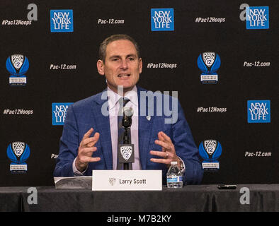 Mar 08 2018 Las Vegas, NV, États-Unis d'CIP 12 Commissaire Larry Scott. En 2019 CIP 12 le basket-ball féminin aura lieu au MGM Grand Garden Arena, où nous avons joué les hommes auparavant, et l'édition 2020 sera au Mandalay Bay, qui se trouve également être le lieu d'un franchise WNBA, qui était l'une des autres raisons pour lesquelles nous sommes ravis à l'idée de Las Vegas. Ils ont un engagement à l'égard des femmes avec de basket-ball de la WNBA. Et il va sans dire que beaucoup de choses passionnantes qui se passe ici dans l'univers des sports et loisirs. Larry Scott Commissaire lors de la CIP 12 NCAA Men's Basketball Tournament à T Banque D'Images