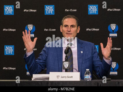 Mar 08 2018 Las Vegas, NV, États-Unis d'CIP 12 Commissaire Larry Scott. En 2019 CIP 12 le basket-ball féminin aura lieu au MGM Grand Garden Arena, où nous avons joué les hommes auparavant, et l'édition 2020 sera au Mandalay Bay, qui se trouve également être le lieu d'un franchise WNBA, qui était l'une des autres raisons pour lesquelles nous sommes ravis à l'idée de Las Vegas. Ils ont un engagement à l'égard des femmes avec de basket-ball de la WNBA. Et il va sans dire que beaucoup de choses passionnantes qui se passe ici dans l'univers des sports et loisirs. Larry Scott Commissaire lors de la CIP 12 NCAA Men's Basketball Tournament à T Banque D'Images