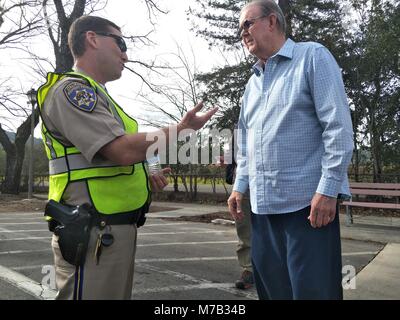 Le Comté de Napa, États-Unis. Mar 9, 2018. Jim Thomas (R), 82, est évacué de la maison des anciens combattants de Californie dans le Comté de Napa, Californie, États-Unis, le 9 mars 2018. Un homme armé le vendredi a pris trois personnes en otage à la maison des anciens combattants et l'impasse se poursuit, les médias locaux ont rapporté. Credit : Wu Xiaoling/Xinhua/Alamy Live News Banque D'Images