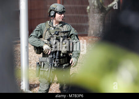 Yountville, CA, USA. Mar 9, 2018. Membre de la Sonoma County Sheriff's Department les patrouilles de périmètre d'un tireur actif incident à la maison des anciens combattants de la Californie à Yountville le vendredi à la suite des rapports d'un homme avec une carabine en prenant un certain nombre de personnes en otages. Credit : Napa Valley Inscription/ZUMA/Alamy Fil Live News Banque D'Images