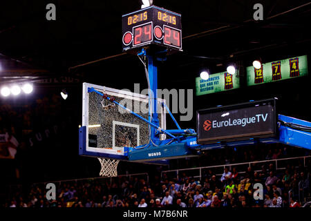 Barcelone, Espagne. Mar 9, 2018. Le panier s'est écrasé au cours de la Turkish Airlines EuroLeague 2017-2018 Saison régulière 25 Ronde match entre le FC Barcelone et Lassa Stade Crvena Zvezda Belgrade mts au Palau Blaugrana, le 9 mars 2018 à Barcelone, Espagne. Credit : UKKO Images/Alamy Live News Banque D'Images