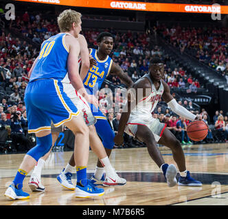 Mar 09 2018 Las Vegas, NV, États-Unis d'Arizona Rawle Alkins garde (1) a marqué 15 points durs pour le cerceau au cours de la CIP 12 NCAA Men's Basketball Tournament match de demi-finale 1 Arizona Wildcats et UCLA Bruins 78-67 gagner au T Mobile Arena de Las Vegas, NV. James Thurman/CSM Banque D'Images