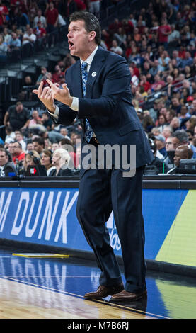 Mar 09 2018 Las Vegas, NV, États-Unis d'UCLA l'entraîneur-chef Steve Alford lors de la CIP 12 NCAA Men's Basketball Tournament match de demi-finale 1 Arizona Wildcats et UCLA Bruins 67-78 perdu au T Mobile Arena de Las Vegas, NV. James Thurman/CSM Banque D'Images