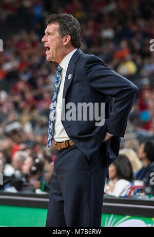 Mar 09 2018 Las Vegas, NV, États-Unis d'UCLA l'entraîneur-chef Steve Alford lors de la CIP 12 NCAA Men's Basketball Tournament match de demi-finale 1 Arizona Wildcats et UCLA Bruins 67-78 perdu au T Mobile Arena de Las Vegas, NV. James Thurman/CSM Banque D'Images