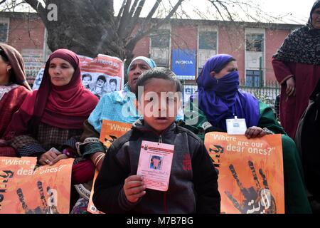 Srinagar, Inde. Mar 10, 2018. Un garçon du Cachemire participe à une manifestation organisée par l'Association des Parents de personnes disparues (APDP) à Srinagar, Cachemire sous administration indienne. Les membres de l'APDP réunis pour la manifestation mensuelle et exigé la création d'une commission indépendante pour enquêter sur les disparitions dans la région. Credit : Saqib Majeed/SOPA Images/ZUMA/Alamy Fil Live News Banque D'Images