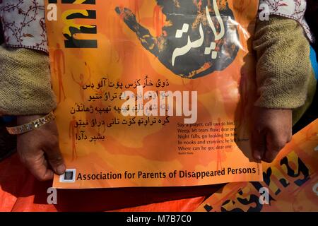 Srinagar, Inde. Mar 10, 2018. Un parent est titulaire d'une affiche au cours d'une manifestation organisée par l'Association des Parents de personnes disparues (APDP) à Srinagar, Cachemire sous administration indienne. Les membres de l'APDP réunis pour la manifestation mensuelle et exigé la création d'une commission indépendante pour enquêter sur les disparitions dans la région. Credit : Saqib Majeed/SOPA Images/ZUMA/Alamy Fil Live News Banque D'Images