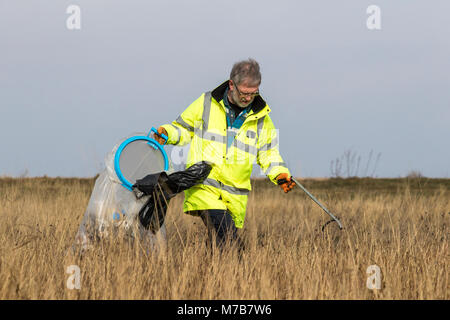 Southport, Royaume-uni.10e Mar, 2018. Nettoyer en plastique sur la plage sur l'estran le 10 mars 2018. Le personnel de l'estuaire de Ribble, Marshside RSPB à Southport a demandé à des bénévoles pour aider avec leur "Grand Nettoyage" Marshside la cueillette de déchets événement. À la suite des récentes grandes marées, la réserve naturelle a vu une grande quantité de plastique et d'autres débris indésirable tempête sur le rivage, et déposés sur le site, ce qui pose un risque pour la faune et la beauté de la région. Credit : Cernan Elias/Alamy Live News Banque D'Images