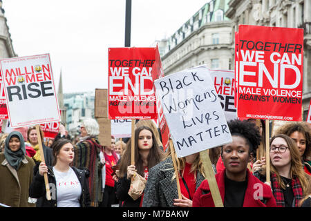 Londres, Royaume-Uni. 10 mars, 2018. Une femme est titulaire d'une plaque à lire 'la vie des femmes noires" au cours de la hausse annuelle de millions de femmes à travers le centre de Londres contre la violence de l'homme sous toutes ses formes. La marche a lieu sur la station de samedi à la Journée internationale de la femme. Credit : Mark Kerrison/Alamy Live News Banque D'Images