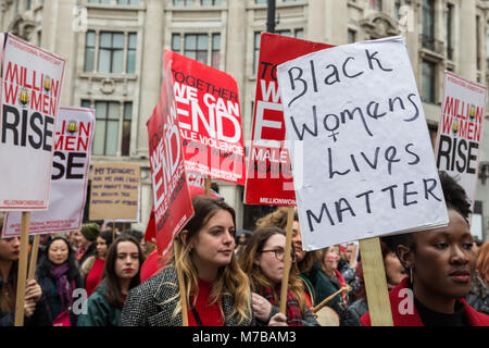 Londres, Royaume-Uni. 10 mars, 2018. Une femme est titulaire d'une plaque à lire 'la vie des femmes noires" au cours de la hausse annuelle de millions de femmes à travers le centre de Londres contre la violence de l'homme sous toutes ses formes. La marche a lieu sur la station de samedi à la Journée internationale de la femme. Credit : Mark Kerrison/Alamy Live News Banque D'Images