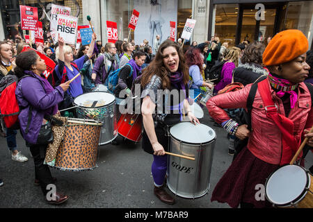 Londres, Royaume-Uni. 10 mars, 2018. Batteurs prendre part avec des milliers d'autres femmes dans le rapport annuel de millions de femmes dans le centre de Londres contre la violence de l'homme sous toutes ses formes. La marche a lieu sur la station de samedi à la Journée internationale de la femme. Credit : Mark Kerrison/Alamy Live News Banque D'Images