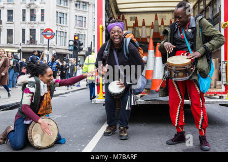 Londres, Royaume-Uni. 10 mars, 2018. Batteurs prendre part avec des milliers d'autres femmes dans le rapport annuel de millions de femmes dans le centre de Londres contre la violence de l'homme sous toutes ses formes. La marche a lieu sur la station de samedi à la Journée internationale de la femme. Credit : Mark Kerrison/Alamy Live News Banque D'Images