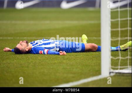 Dpatop - 10 mars 2018, Berlin, Allemagne : Bundesliga football, Hertha BSC vs SC Fribourg au Stade Olympique. L'Hertha Vedad Ibisevic se trouve sur le terrain après une occasion manquée. Photo : Soeren Stache/DPA - WICHTIGER HINWEIS : Une Akkreditierungsbestimmungen der DFL ist die Publikation und im Weiterverwertung dans Internet und Online-Medien während des Spiels auf insgesamt fünfzehn Bilder pro Spiel. un nombre restreint Banque D'Images