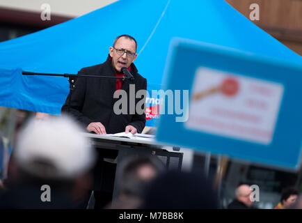 Dpatop - 10 mars 2018, l'Allemagne, Goerlitz : Joerg Urban, leader de l'Alternative pour l'Allemagne (AfD) en Saxe, parle de l'emploi dans la région de Lausitz lors d'un rassemblement de l'AfD. Photo : Monika Skolimowska/dpa-Zentralbild/dpa Banque D'Images