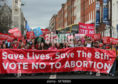 Dublin, Irlande. 10 mars 2018. Les membres du public à partir de mars à Parnell Square Merrion Sq dans le centre-ville de Dublin à la huitième 'Enregistrer', montrant le soutien pour le huitième amendement à la constitution irlandaise, ce qui correspond, en droit, le droit à la vie de l'enfant à naître avec le droit à la vie de la mère. L'Irlande est en raison d'organiser un référendum sur l'avortement en mai prochain. Crédit photo : Laura Hutton/Alamy Live News. Banque D'Images