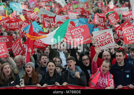 Dublin, Irlande. 10 mars 2018. Les membres du public à partir de mars à Parnell Square Merrion Sq dans le centre-ville de Dublin à la huitième 'Enregistrer', montrant le soutien pour le huitième amendement à la constitution irlandaise, ce qui correspond, en droit, le droit à la vie de l'enfant à naître avec le droit à la vie de la mère. L'Irlande est en raison d'organiser un référendum sur l'avortement en mai prochain. Crédit photo : Laura Hutton/Alamy Live News. Banque D'Images