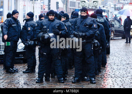 10 mars 2018, l'Allemagne, Kiel : superviser la Police d'une manifestation contre l'offensive militaire turque dans la région kurde-tenue d'Afrin en Syrie. Photo : Frank Molter/dpa Banque D'Images