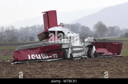 Dpatop - 10 mars 2018, l'Allemagne, Bensheim : un avion à hélice en ULM s'est écrasé dans un champ. Selon la police, deux personnes sont mortes dans l'accident. Photo : Juergen Strieder/Sueddeutschen Mediengesellschaft/dpa Banque D'Images