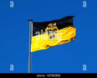 08 mars 2018, l'Allemagne, Stuttgart : Le drapeau de l'état allemand de Bade-Wurtemberg survole le nouveau Palais. Photo : Bernd Weissbrod/dpa Banque D'Images