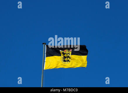 08 mars 2018, l'Allemagne, Stuttgart : Le drapeau de l'état allemand de Bade-Wurtemberg survole le nouveau Palais. Photo : Bernd Weissbrod/dpa Banque D'Images